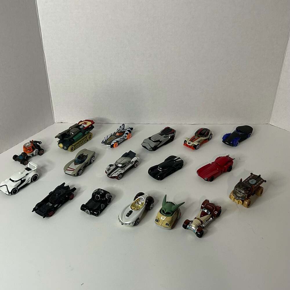 Hot Wheels Star Wars Character Cars Lot of 17 Diecast Toy Cars